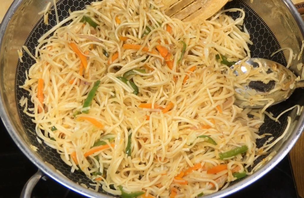 veg hakka noodles